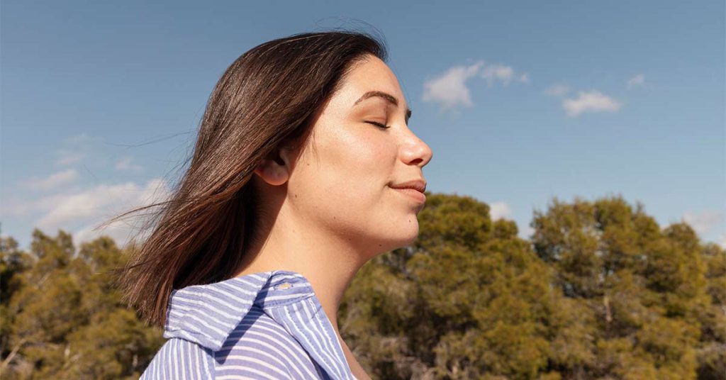 Como a remoção de amígdalas e adenoides pode aliviar a obstrução nasal?